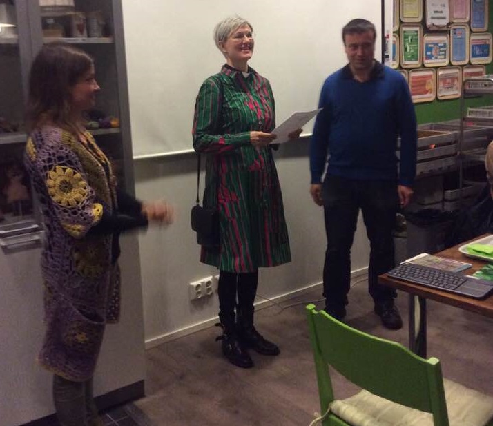 Tuomiorovasti Satu Saarinen (kuvassa keskellä) oli ilahtunut ympäristöpalkinnosta. Hän kertoi hiippakunnan ympäristötyöstä. Palkinnon luovuttivat yhdistyksen pj. Paula Ratava ja varapj. Kalle Hellström.