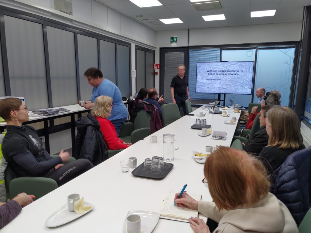 Petri Keto-Tokoi ja esitelmän kuulijoita.