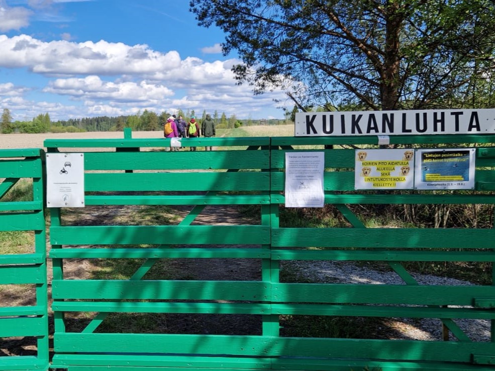 Linturetkel&auml;iset kulkevat peltotiet&auml; kohti Kuikanluhtaa.
