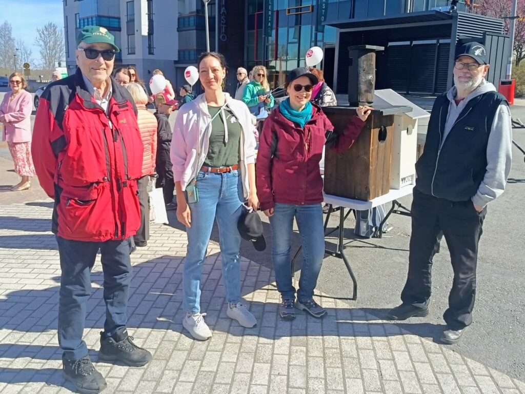 Pirkkalan ympäristöyhdistyksen aktiiveja yhdistyksen luontopisteellä torilla.