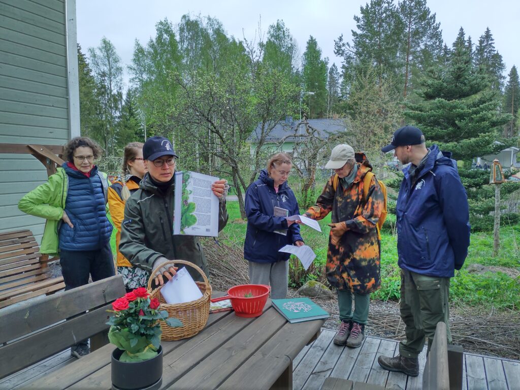 Villivihannesretken osallistujat tutkivat aiheeseen liittyvi&auml; kirjoja ja monisteita.