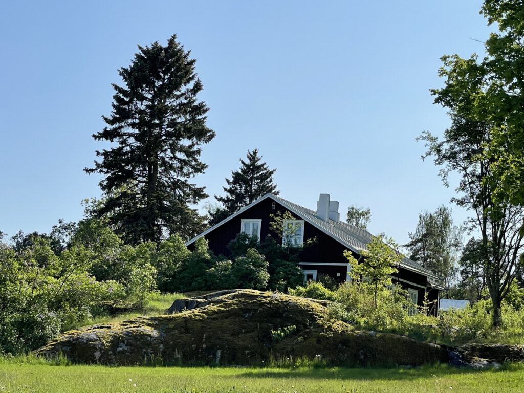kuva keväisestä friisilän talosta