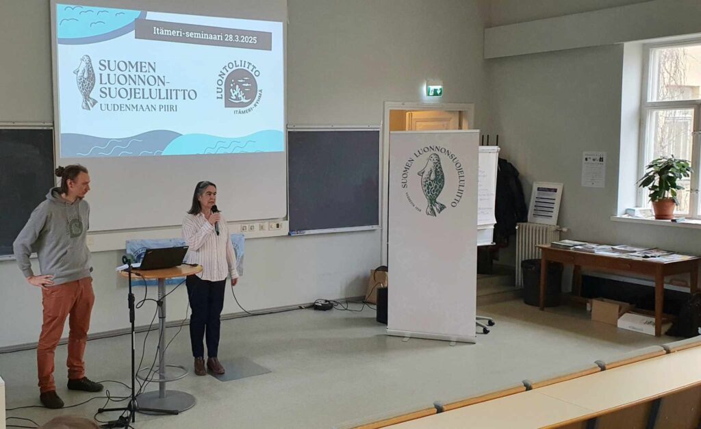 SLL:n Uudenmaan piirin toiminnanjohtaja Ursula Immonen ja Luontoliiton Itämerivastaava Ville Laitinen avasivat seminaarin Lapinlahden Lähteen auditoriossa.