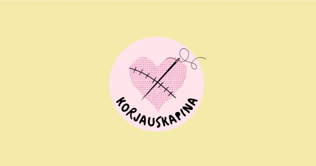 Vaaleanpunainen sydän, jonka poikki menee käsin ommeltu tikkaus ja ompeluneula. Teksti "Korjauskapina". Vaaleankeltainen tausta.
