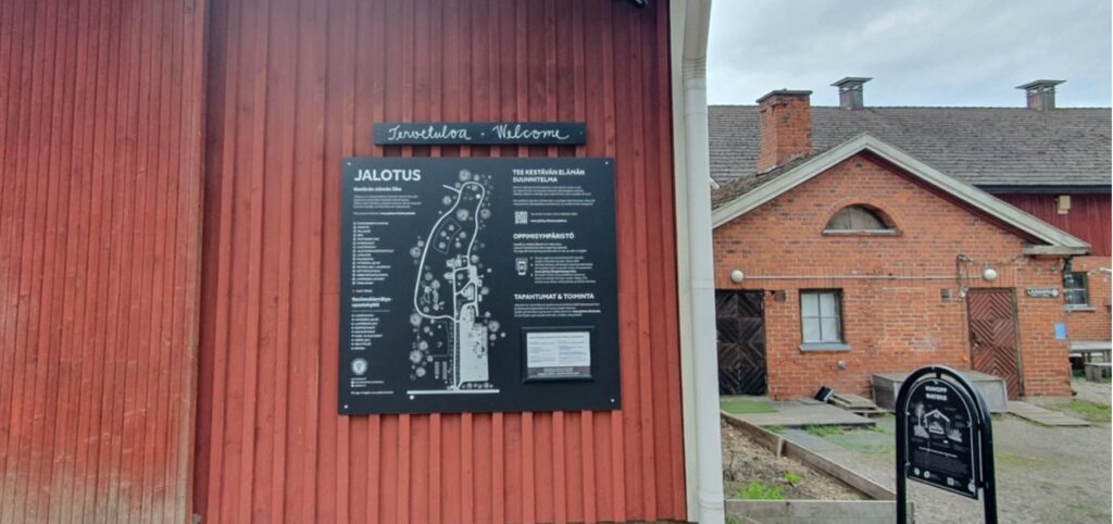 Jalotuksen kartta piharakennuksen seinällä