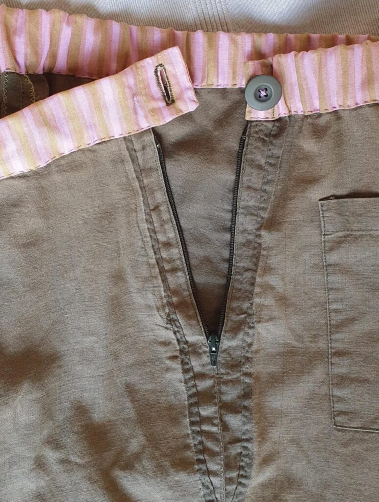 Pellavahousut, joihin on tehty uusi vyötärö