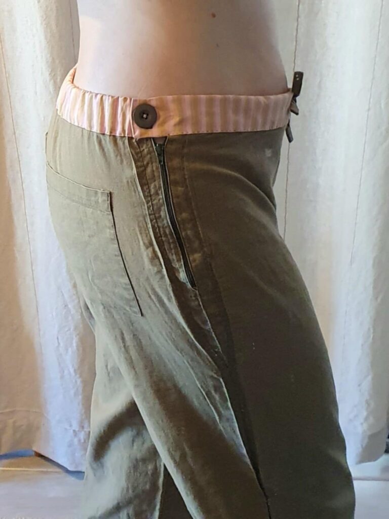 Suurennetut pellavahousut jalassa