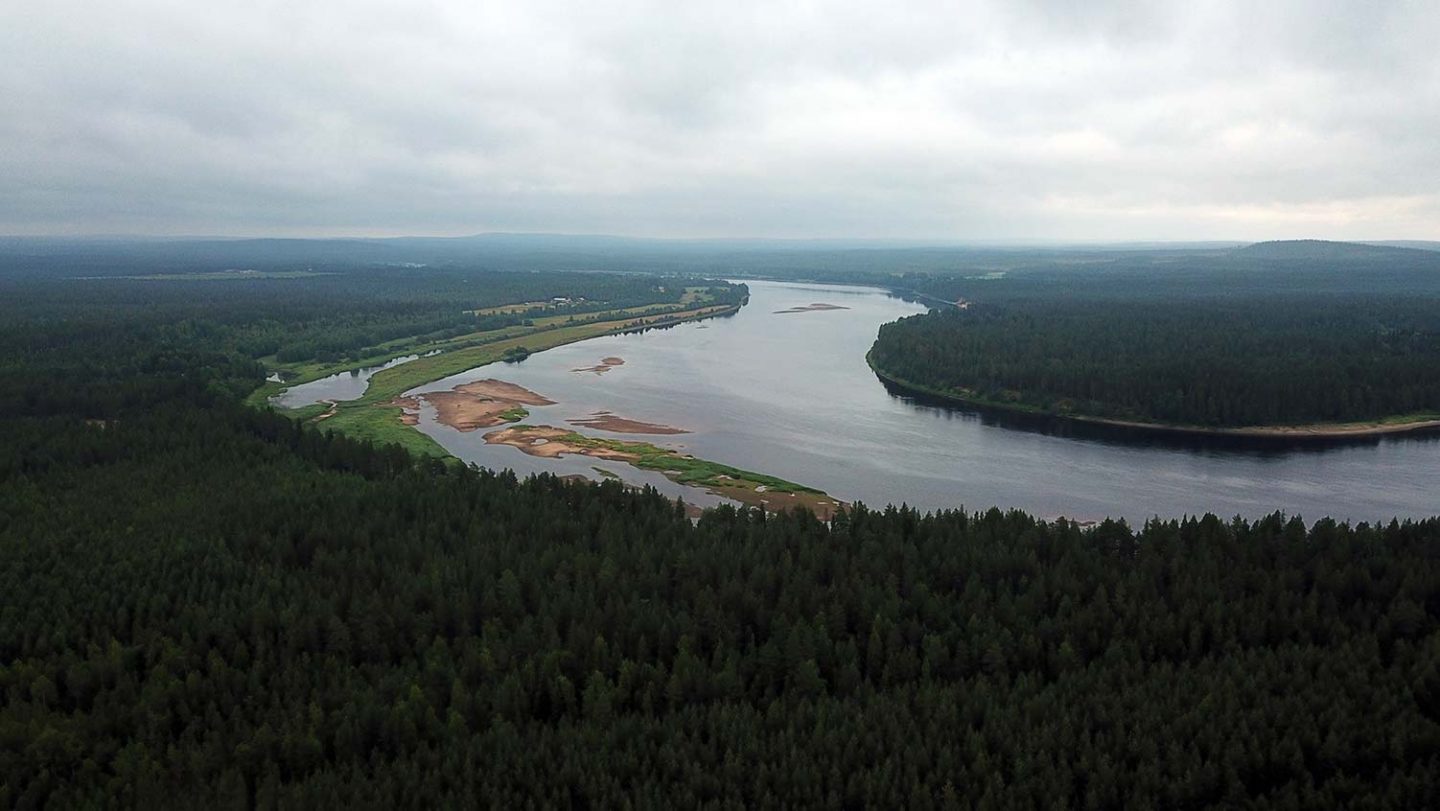 Maisema Kemijoen Sieriniemestä ylävirtaan.