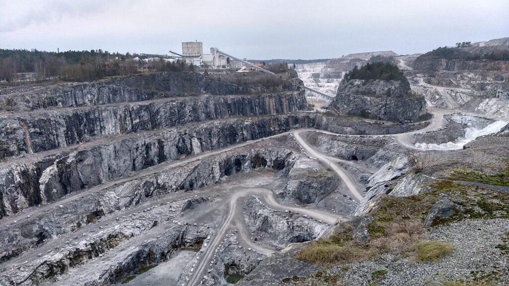 Paraisten kalkkikaivos.