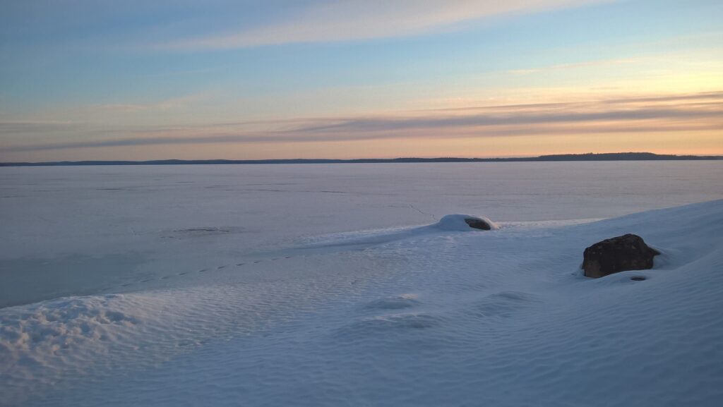 Talvinen auringonlasku Saimaalla j&auml;&auml;ll&auml;.