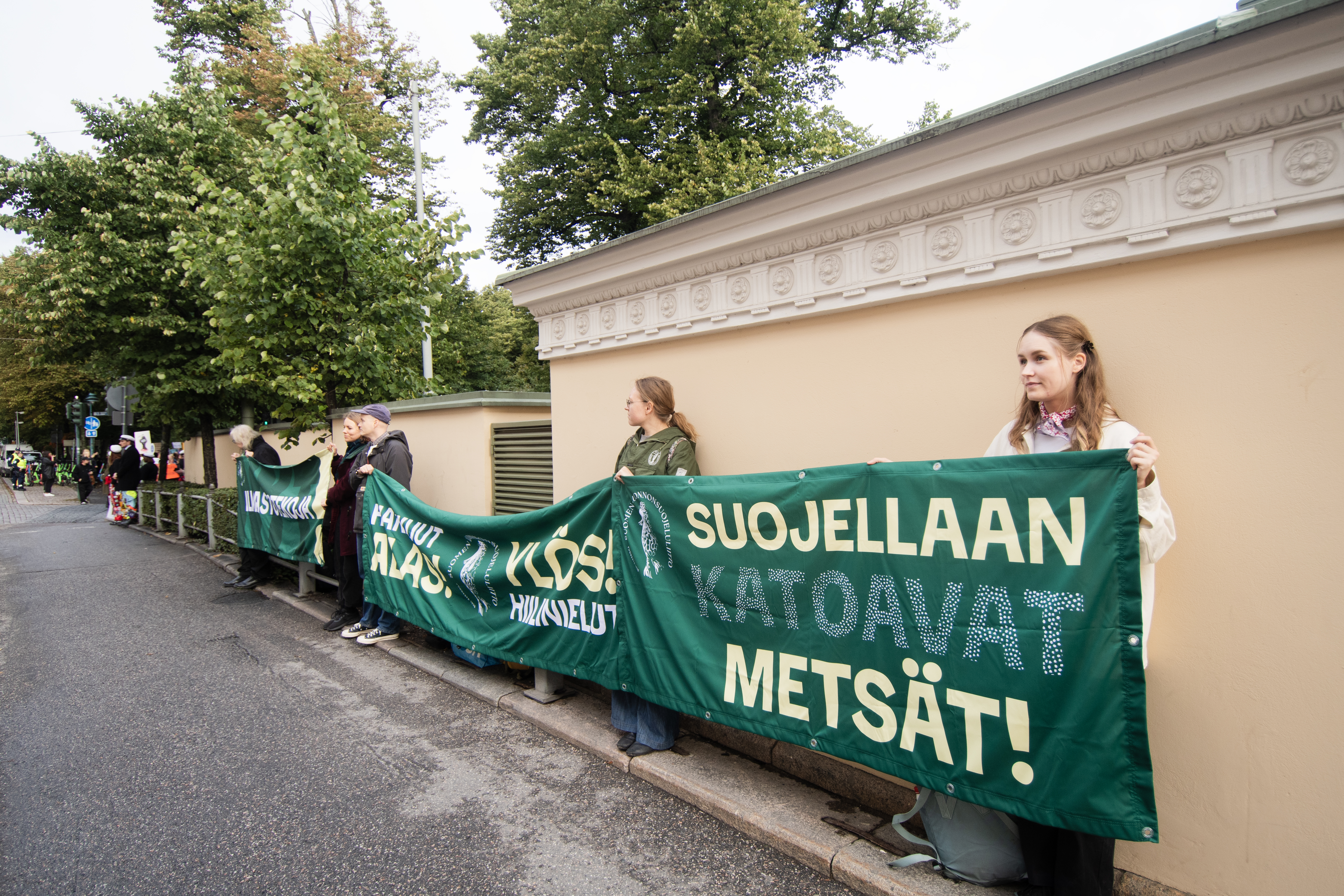 Luonnonsuojeluliitto osoitti mieltä Smolnan edessä hallituksen budjettiriihen aluksi.