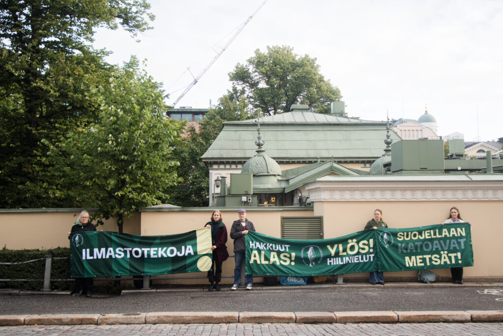 Luonnonsuojeluliiton työntekijät osoittavat mieltä hallituksen budjettiriihen alla.