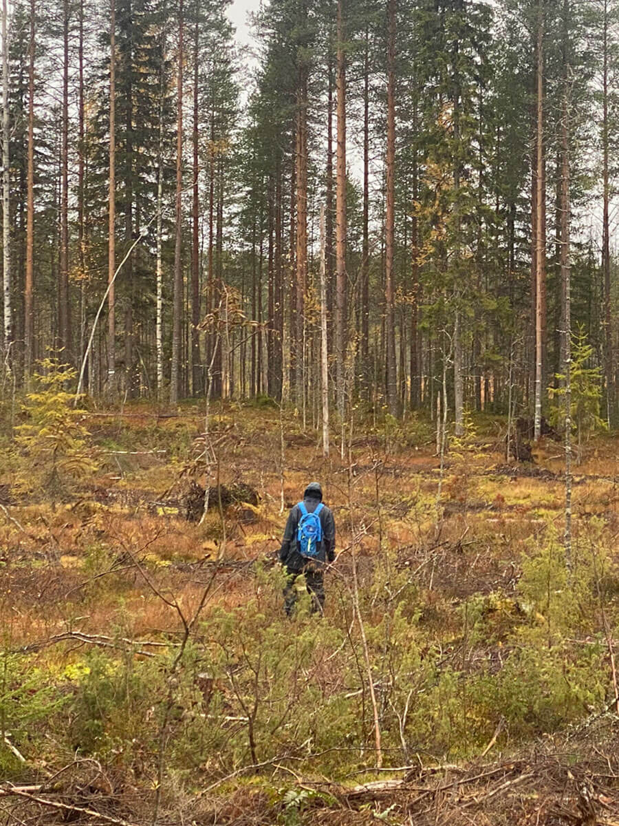 Ihminen kävelee Rahkasuolla.