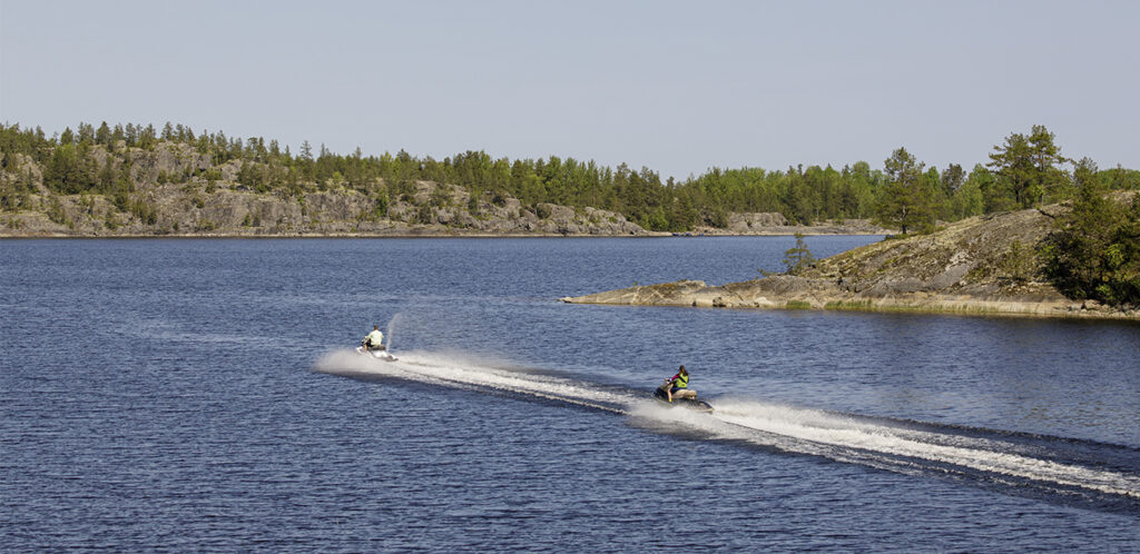 Kaksi vesiskootteria järvellä kesällä.