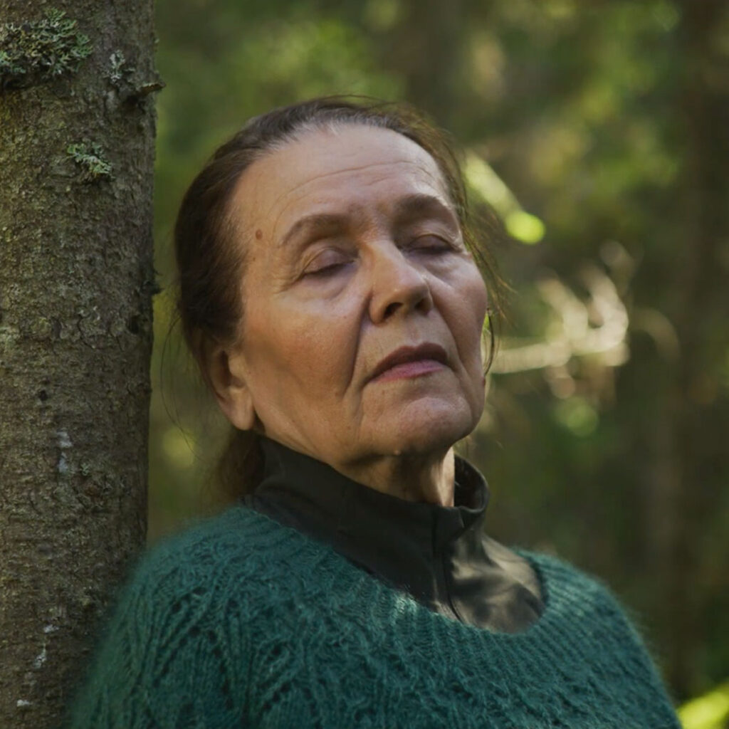 Riitta Havukainen metsässä.