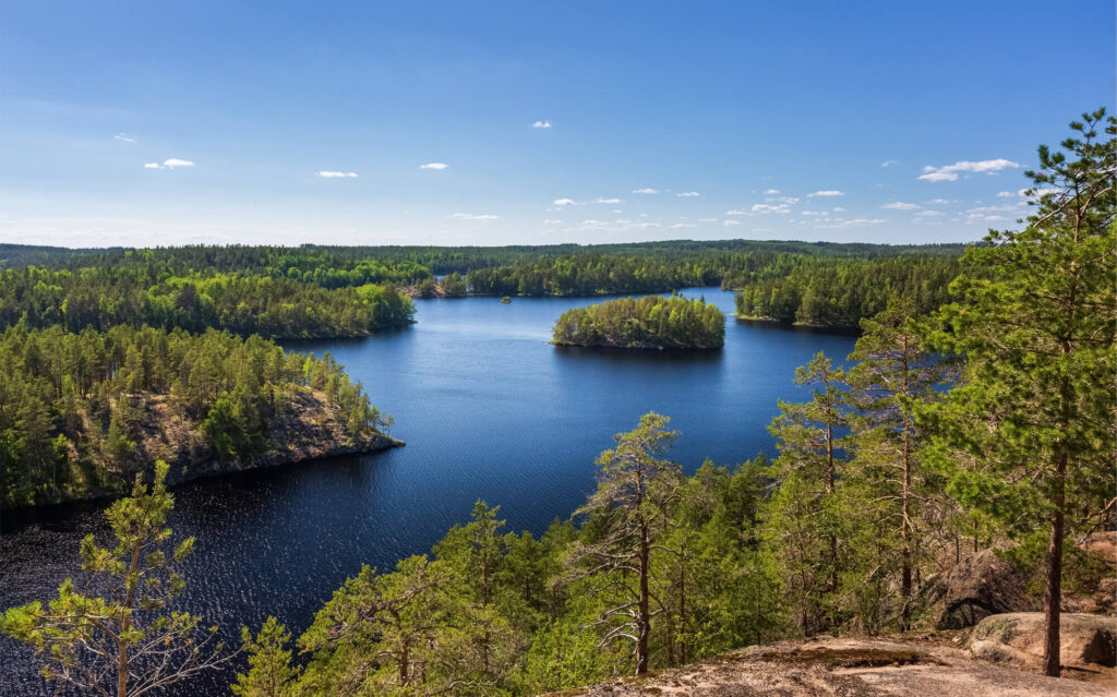 Repoveden kansallispuiston järvimaisema.