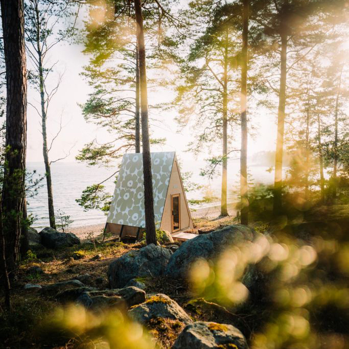 Nolla Cabins -mökki veden äärellä.