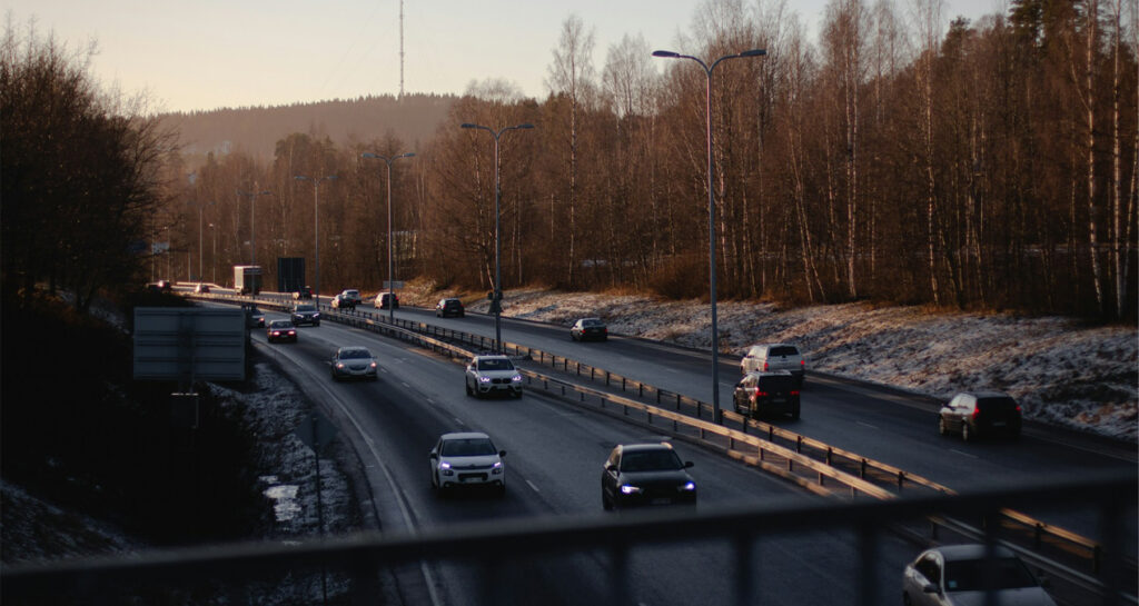 Autoja vilkkaalla tiellä.