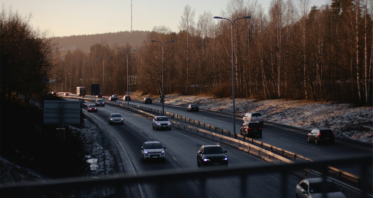Autoja vilkkaalla tiellä.