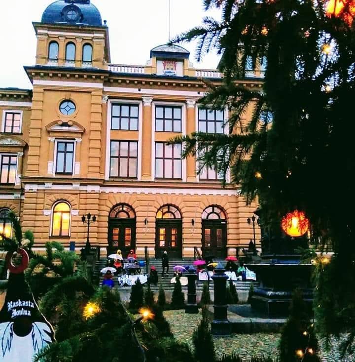 Kaupungintalo ja mielenilmaus paremman ilmastopolitiikan puolesta. Kuva Paula Ratava.