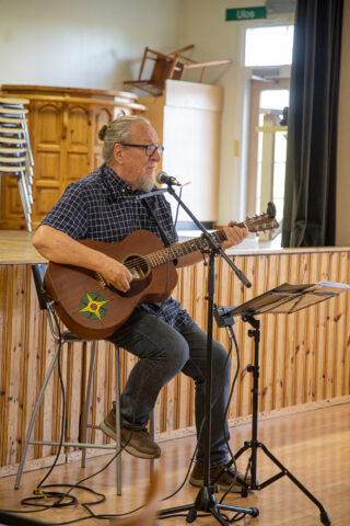 Jaakko Löytty esiintymässä