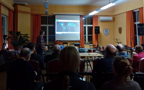 Olli havainnoillisti keinovalon lisääntymistä kuvin ja sanoin