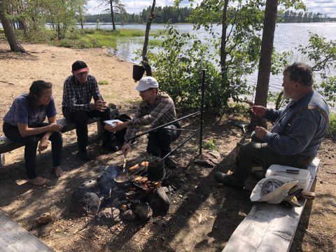 Talkoiden jälkeen ansaittu lepo Tiilikkajärven rannalla